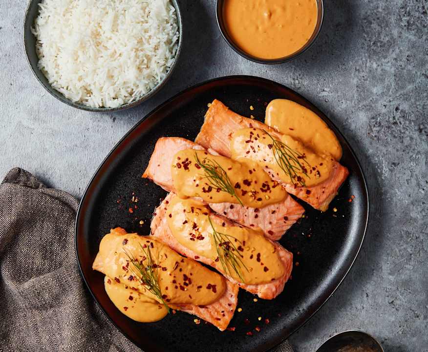 Saumon et riz basmati à la sauce à la crème et à l'aneth